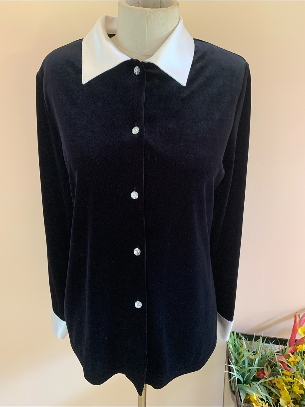 Ronni Nicole By Ouida Black And White Velvet Button Front Shirt.